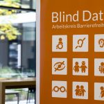 Roll-Up des Arbeitskreises Barrierefreiheit zur Veranstaltungsreihe "Blind Date". Icons zeigen verschiedene Lebenssituationen, z.B. eine Brille und eine Person im Rollstuhl.